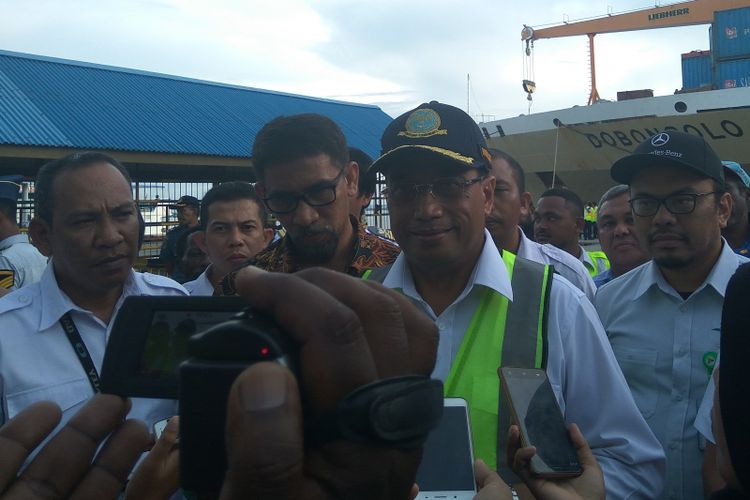 Menteri Perhubungan Budi Karya Sumadi saat meninjau Pelabuhan Sorong Papua Barat, Kamis (21/12/2017)