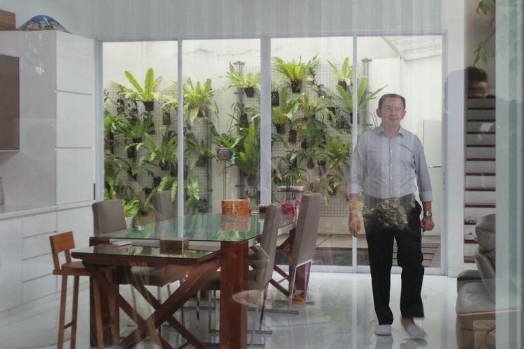Calon gubernur DKI Jakarta Basuki Tjahaja Purnama atau Ahok saat berada di rumahnya, di Kompleks Pantai Mutiara Blok J/39, Jakarta Utara, Rabu (19/4/2017).(Kompas.com/Kurnia Sari Aziza)