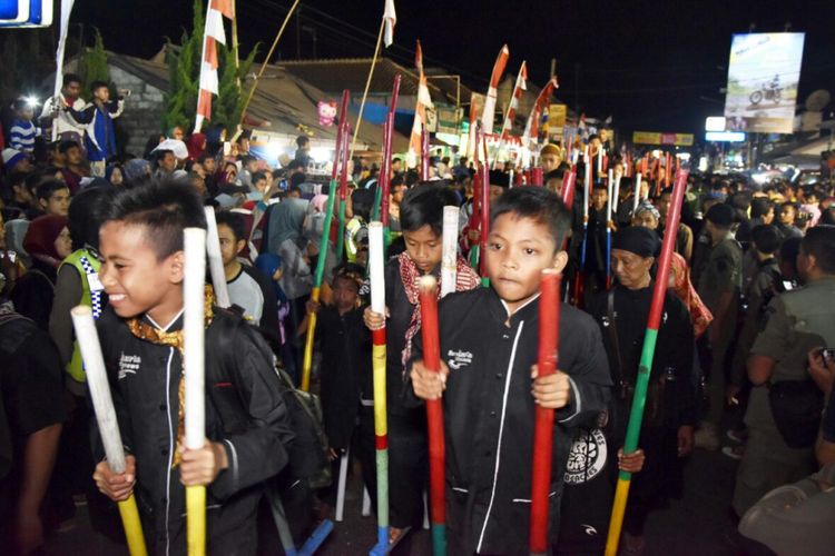 Ribuan pelajar menjadi peserta pawai egrang dalam merayakan hari jadi Kabupaten Purwakarta, Jumat (19/8/2017) malam