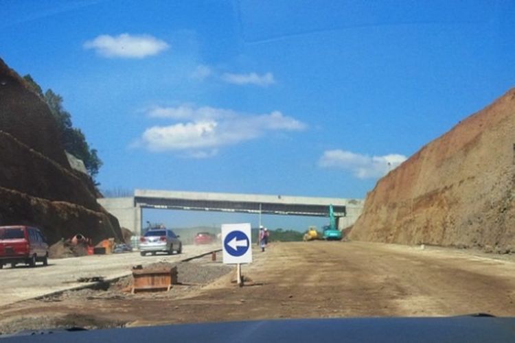 Kondisi Jalan Tol Bawen-Salatiga di kilometer 36 hingga kilometer 37, Senin (5/6/2017) siang. Masih ada pekerjaan fisik berupa pembetonan sepanjang 1.3 kilometer diruas ini