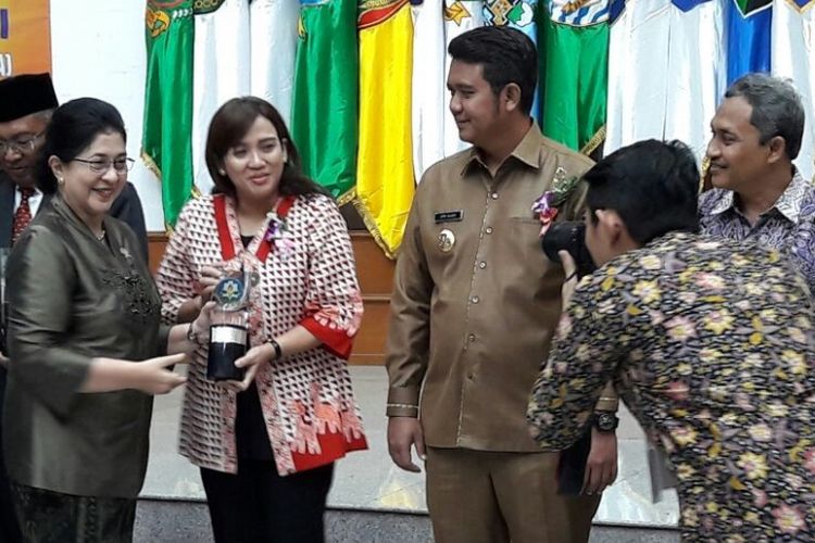 Tia Hendrar Prihadi, istri Wali Kota Semarang Hendrar Prihadi, (tengah, memegang penghargaan Swastisaba Wiwerda). Kota Semarang meraih kembali penghargaan Kota Sehat Tahun 2017 dari Kementerian Kesehatan.  

