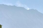 Asap Putih Setinggi 500 Meter di Atas Puncak Gunung Agung