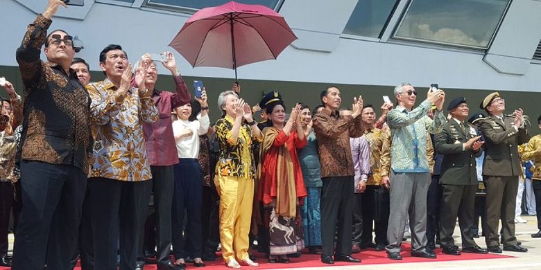 Presiden RI Joko Widodo dan PM Singapura Lee Hsien Loong didampingi istri dan anggota kabinet menyaksikan atraksi pesawat tempur F-16 Angkatan Udara Indonesia dan Singapura yang membentuk angka 50, Kamis (7/9) di Marina Bay Cruise Centre.