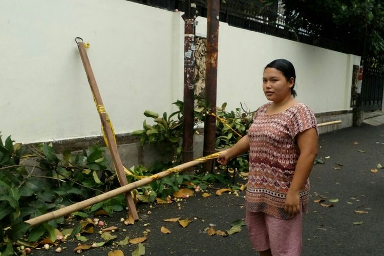 Pemilik warung yang terletak tepat di depan TKP tersetrumnya Suriyah, Rusyati saat ditemui, Rabu (27/9/2017).