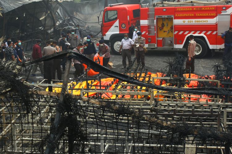 Personel Brimob Polda Metro Jaya mengevakuasi jenazah korban kebakaran pabrik kembang api di Kosambi, Tangerang, Banten, Kamis (26/10/2017). Kebakaran yang diduga akibat ledakan pada salah satu tempat pembuatan kembang api yang baru beroperasi dua bulan ini sedikitnya menewaskan 23 orang karyawan dan puluhan karyawan luka bakar.(ANTARA FOTO/MUHAMMAD IQBAL)