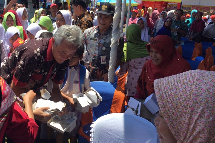Gubernur Jawa Tengah Ganjar Pranowo meminta para pelajar yang ingin berswa foto untuk memungut terlebih dahulu sampah yang berserakan di lokasi kegaiatan Gebyar Seni Wisata Pangeran Purbaya Surajaya di Desa Surajaya, Pemalang, Kamis (28/9/2017)
