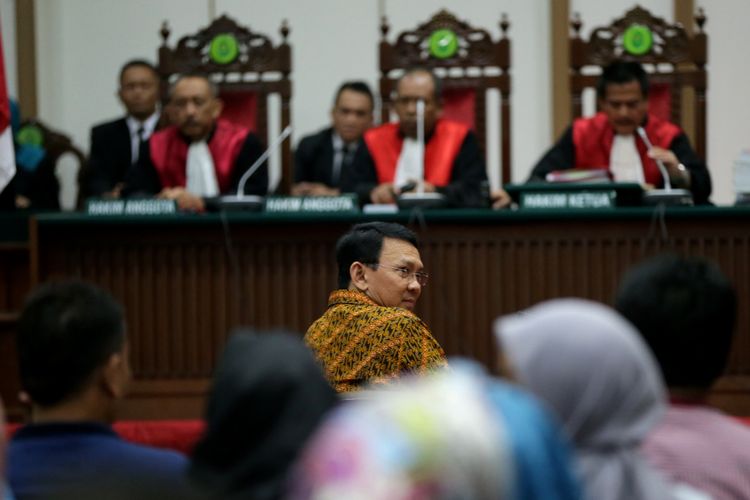 Terdakwa kasus dugaan penodaan agama, Basuki Tjahaja Purnama atau Ahok mengikuti sidang di Pengadilan Negeri Jakarta Utara di Auditorium Kementerian Pertanian, Jakarta Selatan, Selasa (25/4/2017). Sidang kali ini dengan Basuki Tjahaja Purnama membacakan pledoi atau pembelaannya.