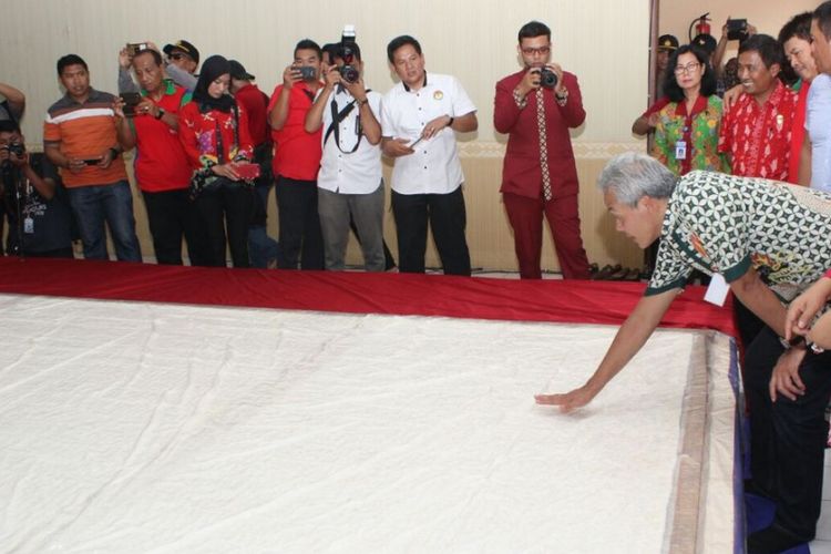 Gubernur Jateng Ganjar Pranowo melihat pemecahan rekor MURI tempe terbesar dalam acara Expo Grobogan Ekonomi Kreatif, Kamis (30/11/2017). Ganjar ingin produksi kedelai Jateng diperbanyak dan pengolahannya juga lebih bervariatif.
