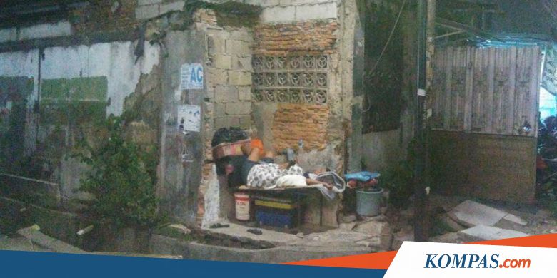 Purwati Mengaku Nyaman Tidur Beralaskan Kardus di Pinggir Selokan