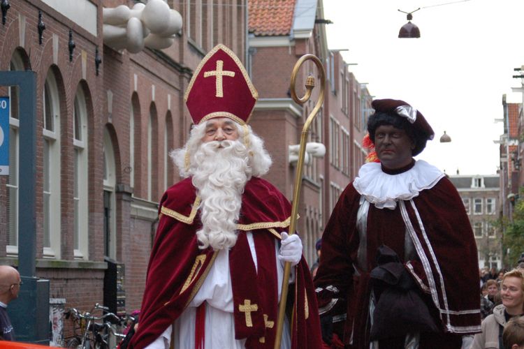 Piet hitam berjalan dengan Sinterklas