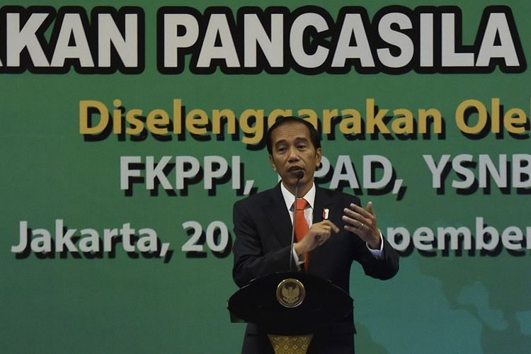 Presiden Joko Widodo menyampaikan pidato dalam Simposium Nasional Kebudayaan di Jakarta, Senin (20/11). Simposium yang digagas oleh FKPPI, YSNB dan PPAD tersebut mengangkat tema Pembangunan Karakter Bangsa Untuk Melestarikan dan Menyejahterakan NKRI berdasarkan Pancasila serta UUD 1945. ANTARA FOTO/Puspa Perwitasari/foc/17.