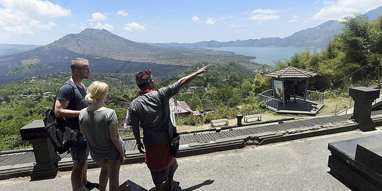 Wisatawan asing menikmati keindahan kawasan wisata geopark Gunung Batur di Kecamatan Kintamani, Kabupaten Bangli, Bali, Rabu (4/10/2017). Banyak wisatawan yang mengurungkan niat berkunjung ke Gunung Agung dan mengalihkan tujuan wisata ke kawasan Gunung Batur.<br /><br /><br />