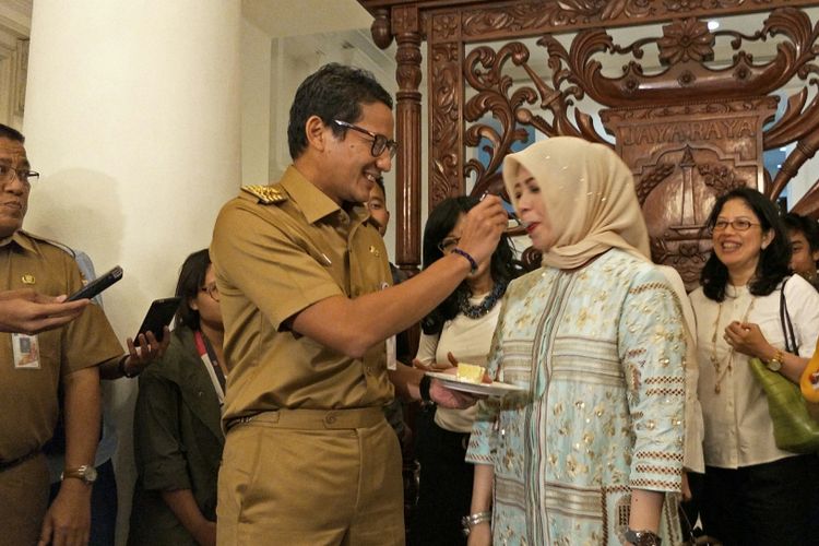 Wakil Gubernur DKI Jakarta memberikan kejutan di hari ulang tahun sang istri, Nur Asia, di Balai Kota DKI Jakarta, Selasa (28/11/2017). Sandi menyuapi Nur potongan kue ulang tahun yang disiapkannya.