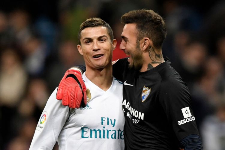 Cristiano Ronaldo dan Roberto tertawa bersama seusai laga antara Real Madrid dan Malaga di Stadion Santiago Bernabeu, Sabtu (25/11/2017).