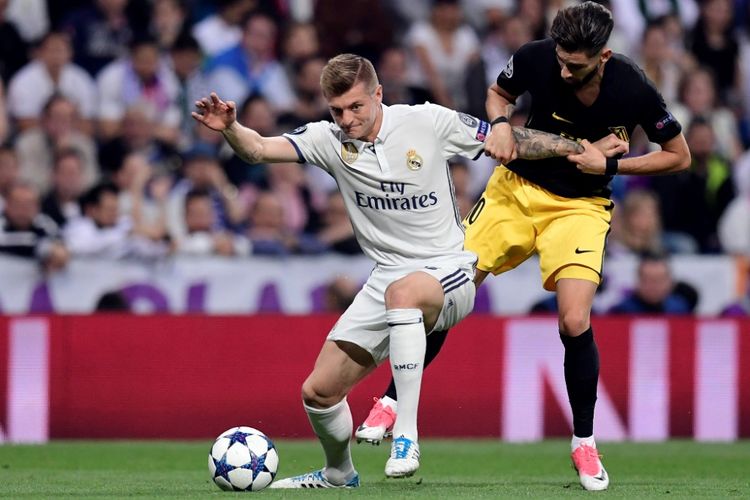 Toni Kroos (kiri) melindungi bola saat Real Madrid melawan Atletico Madrid pada partai pertama semifinal Liga Champions di Stadion Santiago Bernabeu, Selasa (2/5/2017)