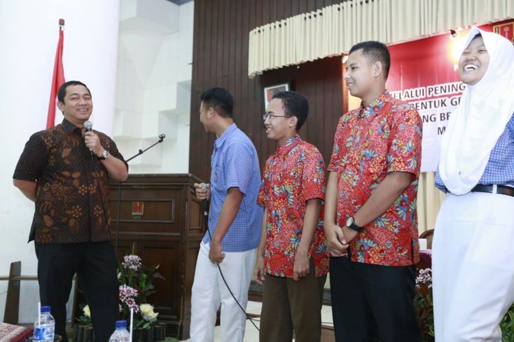  Wali Kota Semarang mengajak para pelajar untuk mengimplementasikan nilai-nilai Pancasila dalam keseharian. Pancasila sebagai ideologi tetap relevan dan menjadi pondasi bagi persatuan bangsa.