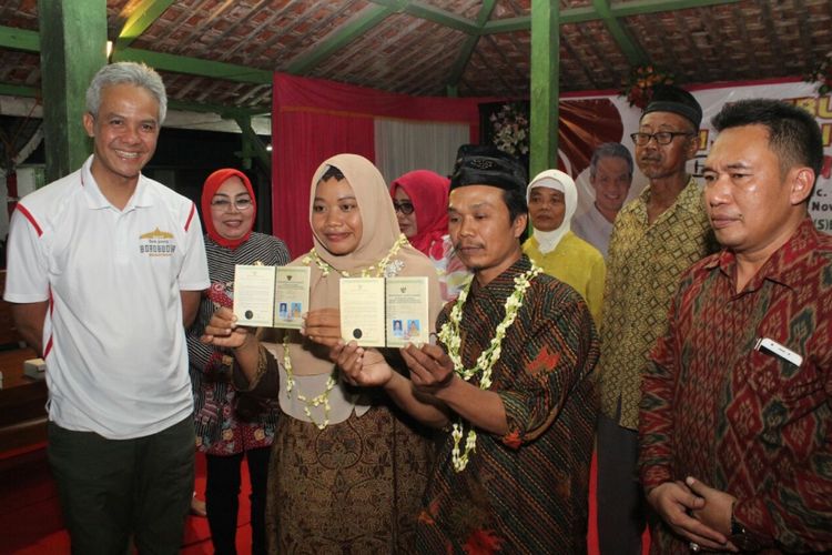 Gubernur Jateng Ganjar Pranowo menjadi saksi nikah dua warga desa dari Grobogan, Rabu (29/11/2017) malam.