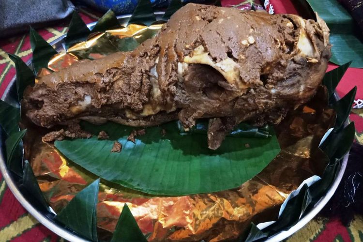 Kepala kerbau simbol kemakmuran yang menjadi lauk Upah-upah Kahiyang saat prosesi Mangalehan Marga, Selasa (21/11/2017).