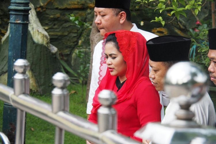 Calon wakil gubernur Jawa Timur Puti Soekarno napak tilas di makam Sunan Ampel Surabaya.