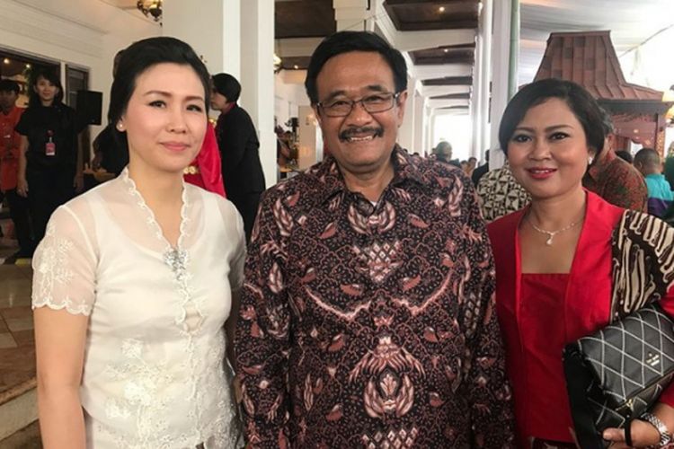 Veronica Tan, Djarot Saiful Hidayat, dan Happy Farida bersama-sama menghadiri pernikahan putri Presiden RI Joko Widodo, Kahiyang Ayu-Bobby Nasution di Solo, Rabu (8/11/2017).(dok. Instagram @ulinyusron)