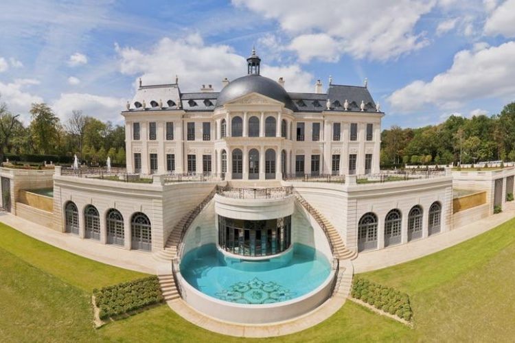 Chateau Louis XVI memang bergaya istana abad ke-17 tetapi sebenarnya baru dibangun beberapa tahun lalu.