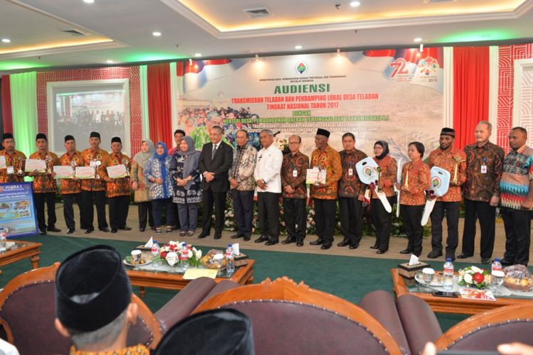 Enam transmigran dan tiga pendamping lokal mendapat penghargaan dari Menteri Desa, Pembangunan Daerah Tertinggal dan Transmigrasi, Eko Putro Sandjojo, Selasa (15/8/2017).
