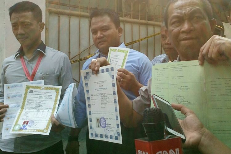 Sejumlah petugas dari Polda Jabar menunjukkan sjumlah surat-surat palsu yang diproduksi di sebuah rumah di   gang Siaga 1, jalan Tubagus Angke, Tambora, Jakarta Barat, Selasa (8/8/2017).   