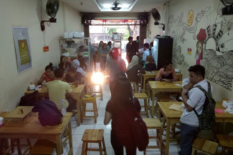 Suasana kedai Seblak Jeletet Murni di Tanjung Duren, Jakarta Barat, Rabu (11/10/2017).(KOMPAS.COM / MUHAMMAD IRZAL ADIAKURNIA)