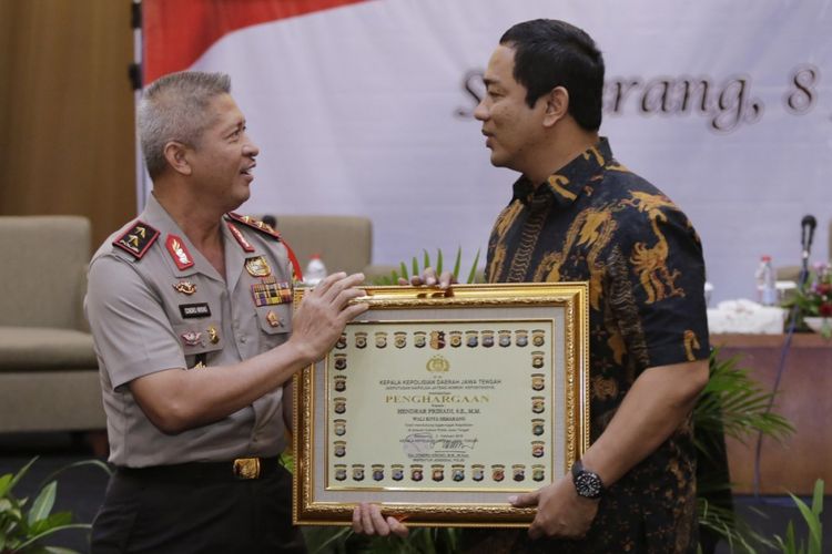Wali Kota Semarang Hendrar Prihadi mendapatkan penghargaan dari Kapolda Jateng Irjen Pol Condro Kirono di Ballroom Oak Tree, Semarang, Kamis (8/2/2018).

 