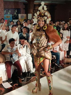 Bunga Jelitha Ibrani saat mengenakan Warrior of Orangutan, kostum nasional Indonesia untuk ajang Miss Universe akhir November 2017.