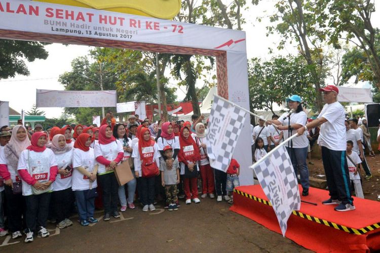  PT Perusahaan Gas Negara (Persero) Tbk menggelar lomba jalan sehat untuk memperingati HUT Kemerdekaan Republik Indonesia ke-72 di Lampung, Minggu (13/8/2017).