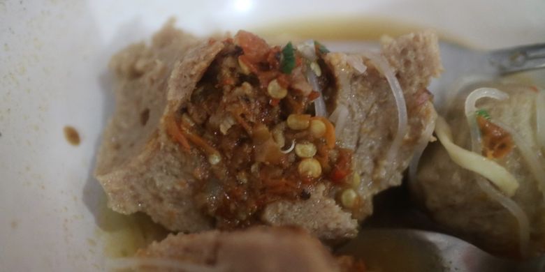 Hidangan bakso bom pedas ini merupakan unggulan dari kedai Bakso Bom mas Erwin, bakso besar berisikan cabai rawit merah digiling dengan daging sapi, Selasa (11/7/2017). 