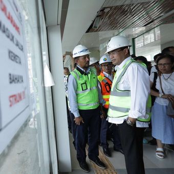 Menteri Perhubungan (Menhub) Budi Karya Sumadi saat meninjau pengoperasian kereta api (KA) Bandara Soekarno Hatta di Stasiun Bandara Soekarno-Hatta, Tangerang, Kamis (23/11/2017). Menhub melakukan uji coba operasi KA Bandara Soekarno-Hatta dengan rute Stasiun Manggarai Stasiun Soekarno Hatta, rute ini diperkirakan akan mulai beroperasi pa da awal bulan Desember 2017 mendatang.