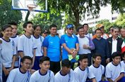 Sandiaga Main Basket Saat Tinjau Revitalisasi Lapangan Banteng