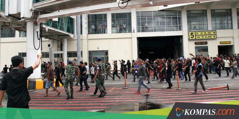 Ketika Massa Penolak Fahri Hamzah Merangsek ke Bandara Sam Ratulangi