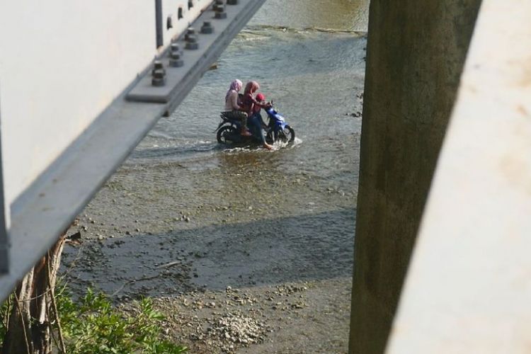Warga termasuk pelajar di Dusun Sapen dan Borangan, Desa Candirejo, Kecamatan Pringapus, Kabupaten Semarang harus menerjang aliran sungai Jragung karena jembatan Sunut dibongkar untuk diperbaiki. Sungai Jragung membelah wilayah Kabupaten Demak dengan Kabupaten Semarang.