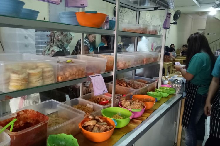 Isian seblak yang amat beragam di Seblak Jeletet Murni, dalam satu porsi bisa mengkombinasikan banyak isian. Antara lain otak-otak, sosis, bakso, tulang, ceker, dumpling, kikil, dan masih banyak lagi.(KOMPAS.COM / MUHAMMAD IRZAL ADIAKURNIA)