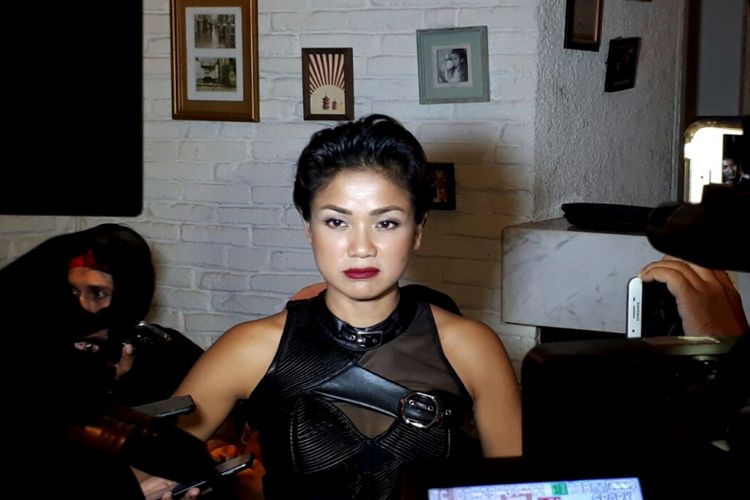 Artis peran Nirina Zubir di Mal Kota Kasablanka, Tebet, Jakarta Selatan, Minggu (19/11/2017).(KOMPAS.com/Dian Reinis Kumampung)