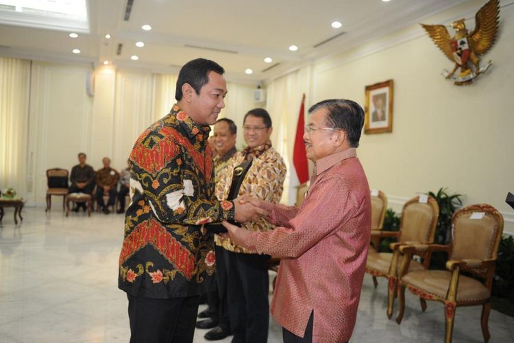 Wali Kota Semarang Hendrar Prihadi (kiri) dan Wakil Presiden Jusuf Kalla (kiri) saat menerima anugerah Kota Cerdas 2017 untuk Kota Semarang pada Senin (11/12/2017).