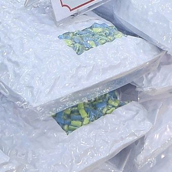 Barang bukti narkoba jenis ekstasi dan para tersangka dihadirkan dalam rilis kasus narkotik jaringan internasional di Mabes Polri, Jakarta, Selasa (1/8/2017). Dittipidnarkoba Bareskrim Polri bersama Ditjen Bea Cukai berhasil mengungkap jaringan narkotik internasional (Belanda-Indonesia) dengan barang bukti 1,2 juta butir pil ekstasi, dua kilogram sabu dan tiga tersangka yaitu Liu Kit Tjung, Erwin Afianto serta M Zulkarnain (tewas karena melawan petugas).(ANTARA FOTO/SIGID KURNIAWAN)