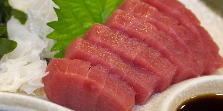 Restoran Yanagi-bashi Kadoju, dekat Stasiun Nagoya, Jepang ini memiliki banyak menu selain Nabe, seperti yakitori (sate ayam Jepang), tempura, dan sashimi ikan tuna yang paling digemari.