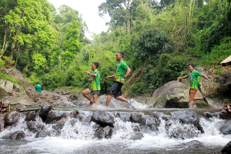 Peserta lomba lari Banyuwangi Ijen Green Run 2016 melintasi sungai di kaki Gunung Ijen, Banyuwangi. Pemerintah Banyuwangi kembali menggelar Banyuwangi Ijen Green Run pada 23 Juli 2017. Peserta lomba berasal dari dalam dan luar negeri. 