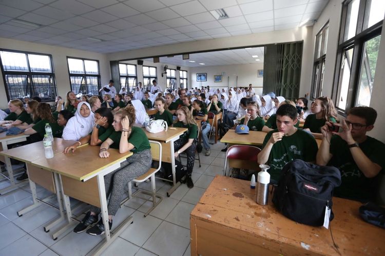 Para pelajar belanda belajar bersama saat berkunjung ke sejumlah wilayah di Indonesia di SMA Negeri 2 Kota Tangerang, Senin (31/7/2017). Dalam kunjungan tersebut sebanyak 36 pelajar tingkat SMA, 6 guru dan 1 orang Dokter dari belanda diperkenalkan budaya dan lingkungan di Indonesia.