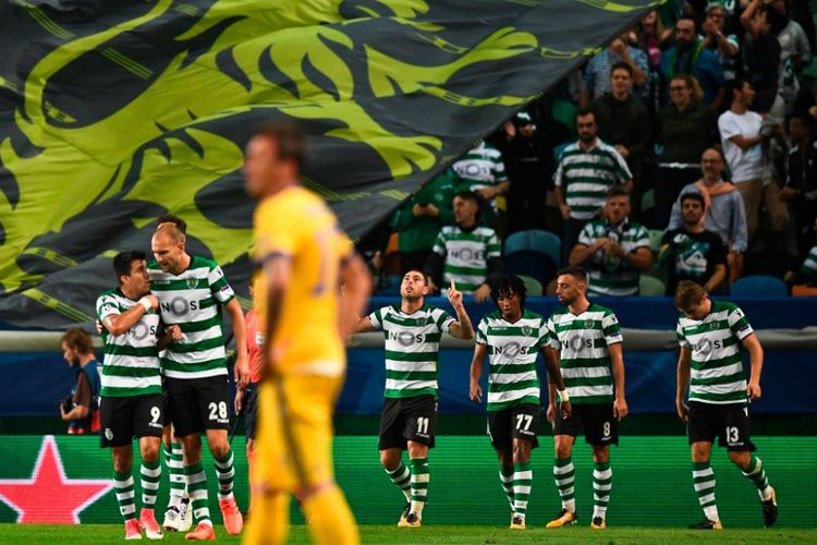 Para pemain Sporting merayakan gol ke gawang Juventus pada pertandingan Liga Champions di Stadion Jose Alvalade, Selasa (31/10/2017).