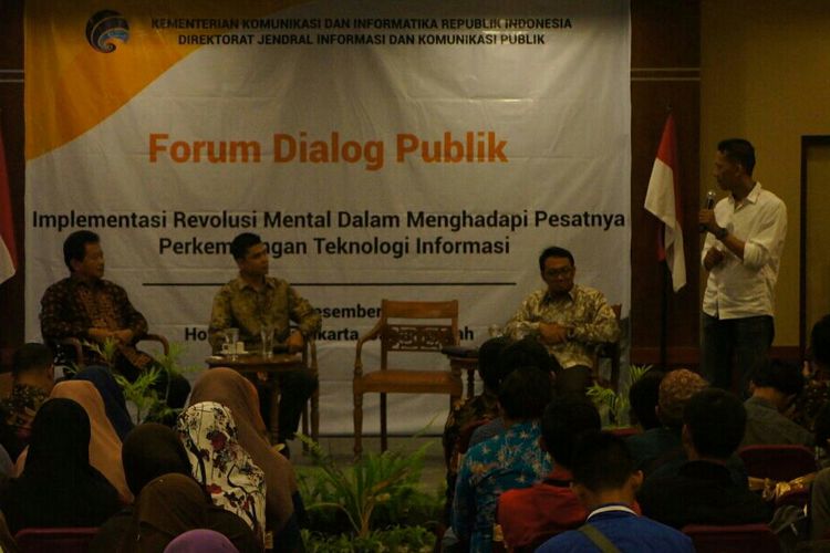 Direktur Pengelolaan Media Publik Kementerian Komunikasi dan Informatika (Kemenkominfo), Sunaryo (kiri) dalam Forum Dialog Publik di Solo, Jawa Tengah, Sabtu (2/12/2017).
