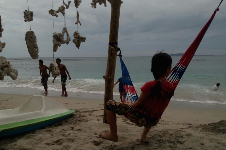Pengunjung menikmati keindahan pantai Pandanan, Desa Malaka, Kabupaten Lombok Utara, Nusa Tenggara Barat, Minggu (24/12/2017).