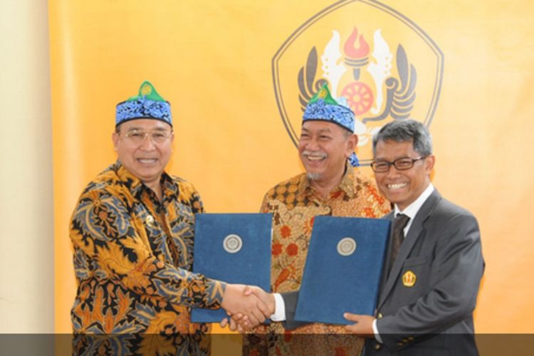 Wakil Gubernur Jawa Barat Deddy Mizwar menyaksikan penandatanganan nota kesepahaman tentang pelayanan kesehatan jantung di gedung Rektorat Universitas Padjadjaran, Jatinangor, Sumedang, Senin (21/8/2017)