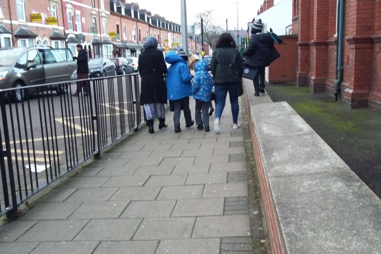 Sejumlah orang tua di sekolah Tiverton Birmingham, Inggris, usai menjemput anak mereka.