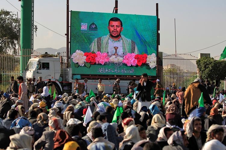 Pemberontak Houthi dan pendukungnya menyaksikan pidato pemimpin mereka, Abdul Malik Al Huthi, di layar besar, pada 30 November 2017. (AFP/Mohammed Huwais).
