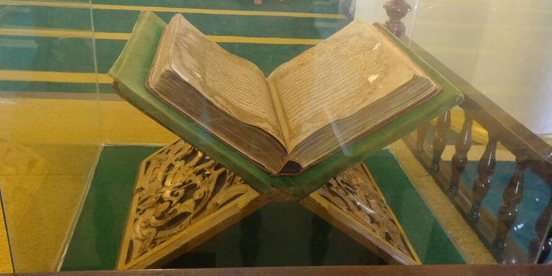 Al Quran Tulis Tangan dipajang di Masjid Sultan Riau di Pulau Penyengat, Tanjungpinang. (KOMPAS.COM/AMBAR NADIA)